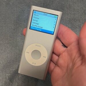 Vintage iPod Nano A1199 Apple Silver 2nd Gen 2GB MP3 Player Portable Retro Music
